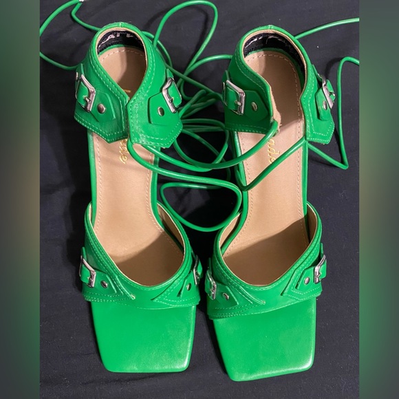 Super cute y2k strappy lace up open toed heels.💚 - Picture 7 of 11